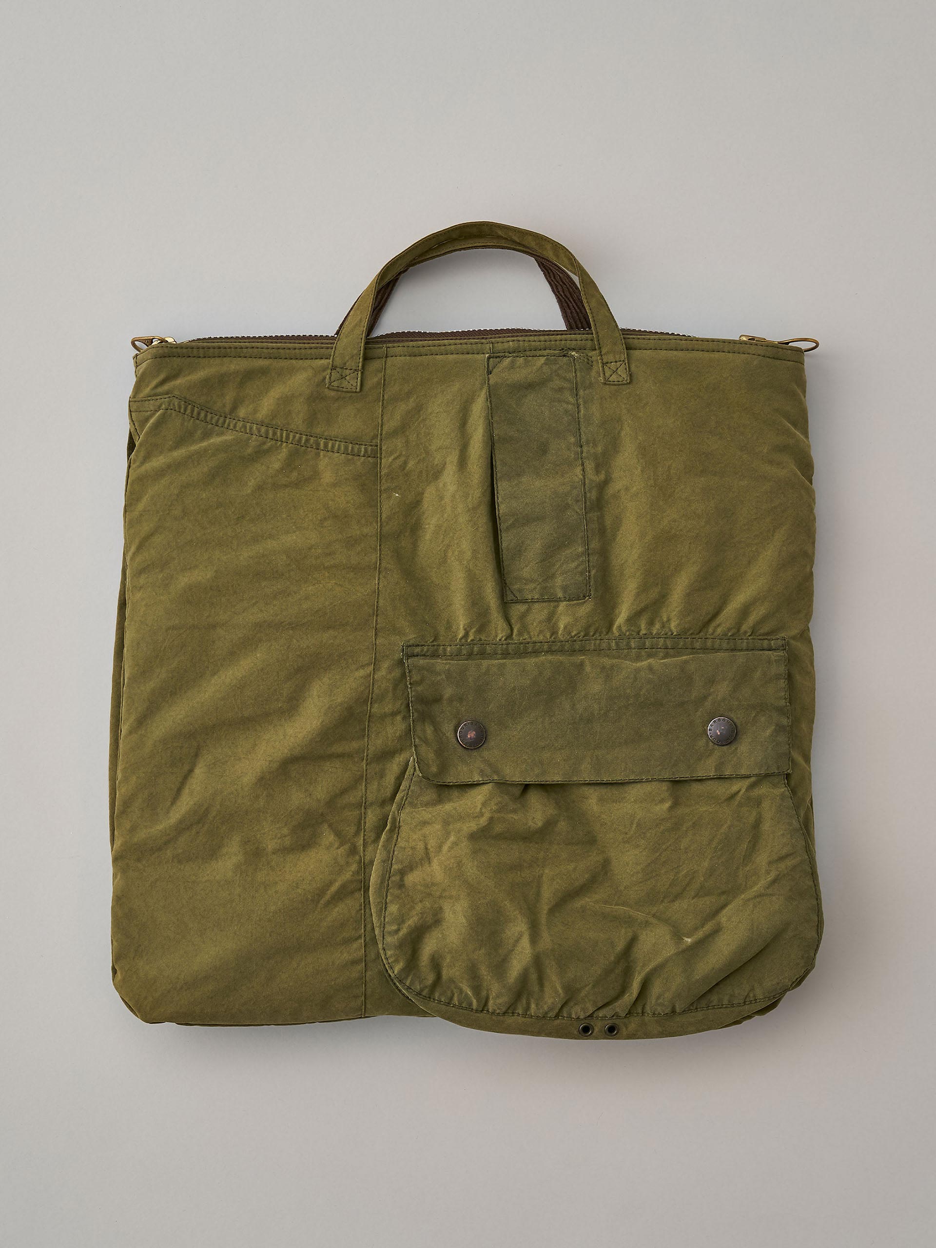 伝統あるイギリスのオイルドジャケットから一点物のバッグを再構築 