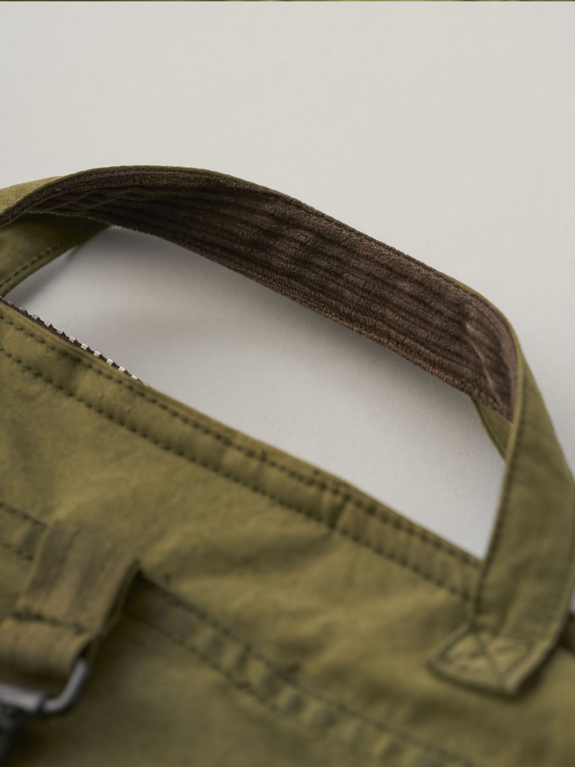 伝統あるイギリスのオイルドジャケットから一点物のバッグを再構築 